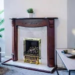 Comfy Four Bedroom House With Parking * Manchester