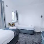 Comfy Four Bedroom House With Parking Holiday home