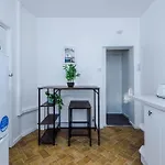 Comfy Four Bedroom House With Parking *