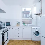 Holiday home Comfy Four Bedroom House With Parking