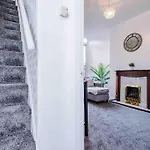 Holiday home Comfy Four Bedroom House With Parking *
