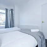 Comfy Four Bedroom House With Parking * Manchester