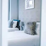 Holiday home Comfy Four Bedroom House With Parking *