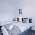 Comfy Four Bedroom House With Parking Holiday home *