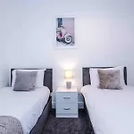 Holiday home Comfy Four Bedroom House With Parking *