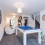 Large 5bdr House By Vista Short Lets & Serviced Salford With Pool Table, Ps4 & Private Parking Prázdninový dům