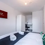 Prázdninový dům Large 5bdr House By Vista Short Lets & Serviced Salford With Pool Table, Ps4 & Private Parking