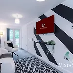 Prázdninový dům Large 5bdr House By Vista Short Lets & Serviced Salford With Pool Table, Ps4 & Private Parking *