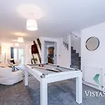 Large 5bdr House By Vista Short Lets & Serviced Salford With Pool Table, Ps4 & Private Parking