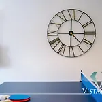 Large 5bdr House By Vista Short Lets & Serviced Salford With Pool Table, Ps4 & Private Parking