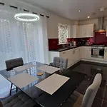 Apartment Modern Near Etihad, Coop Live