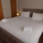 Apartment Modern Near Etihad, Coop Live