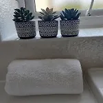 Modern Near Etihad, Coop Live Apartment *