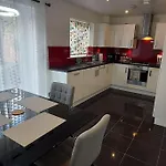 Modern Near Etihad, Coop Live Apartment *