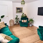 Chic Family With Garden Fire Pit & Event Space, Hot Tub