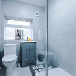 Appartement Stylish 3bdr House By Vista Short Lets & Serviced With Free Parking, Pool Table And Ps4