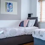 Holiday home The Eastern Hive - King Bed, 3x Parking, Coop Live & Etihad *