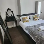 Go Big ! Entire Cozy House For Max 8 People Near Center Manchester
