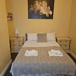 Go Big ! Entire Cozy House For Max 8 People Near Center * Manchester