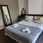 Go Big ! Entire Cozy House For Max 8 People Near Center * Manchester