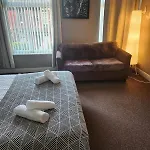 Go Big ! Entire Cozy House For Max 8 People Near Center Manchester