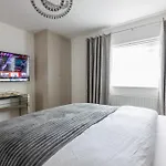 Ferienhaus Luxury 3 Bed House Old Trafford