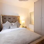 Ferienhaus Luxury 3 Bed House Old Trafford