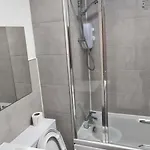 Cozy Modern 3 Bed, 2 Bedroom - Secure Parking - Close To Centre And Old Trafford *