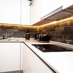 Apartmán Luxury 2 Bedroom And Bathroom In With Balcony