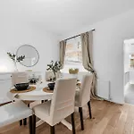 Blissful Breaks Near Old Trafford Stadium مانشستر