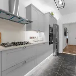 Blissful Breaks Near Old Trafford Stadium * مانشستر