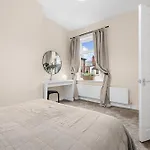 بيت للعطل Blissful Breaks Near Old Trafford Stadium