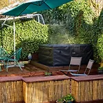 Chic Family With Garden Fire Pit & Event Space, Hot Tub Hébergement de vacances Manchester