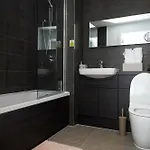 Apartmán Luxury 2 Bedroom And Bathroom In With Balcony