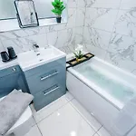 アパート Stunning In Altrincham, Large Driveway, Sleeps 7, Perfect For Groups *