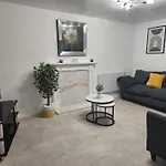 My -2 Bed House-free Parking * マンチェスター