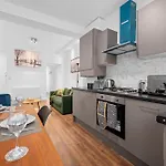 Spacious 4-bed Luxury - Garden, Free Parking, Sleeps 8