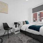 Spacious 4-bed Luxury - Garden, Free Parking, Sleeps 8