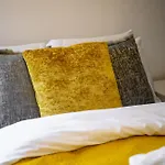 Spacious 4-bed Luxury - Garden, Free Parking, Sleeps 8 Lejlighed *