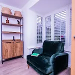 Prázdninový dům Charming 1br House In Eccles With Free Parking *