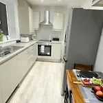 Cozy 5-bed Caldecott Stays-sleep 6 Tatil Evi *