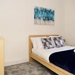 Апартаменты Aqua Springs, 2 Bedroom Sofa Bed, Sleeps 6, 1st Floor Apartment, Near Didsbury *