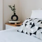 2 Bed 2 Bath Close To Ctre Sleeps 5 -free Parking