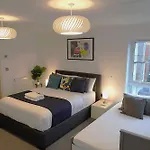 Luxury - Pick A - Free Parking & Kitchen Access, Near Etihad Stadium, The Coop Live & Piccadilly Station, ホームステイ マンチェスター
