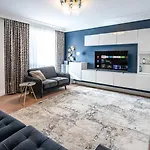 Apartment Modern Near Etihad, Coop Live *