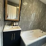 Stylish House Retreat In * Manchester