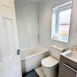 Charming Townhome Retreat, Close To * Manchester