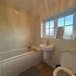 Large 3 Bed - Coop Live -free Parking