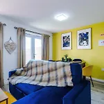 Apartment Huge 5 Bedroom Townhouse In Salford, Free Parking, Sleeps Up To 11 Guests Manchester