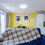 Huge 5 Bedroom Townhouse In Salford, Free Parking, Sleeps Up To 11 Guests